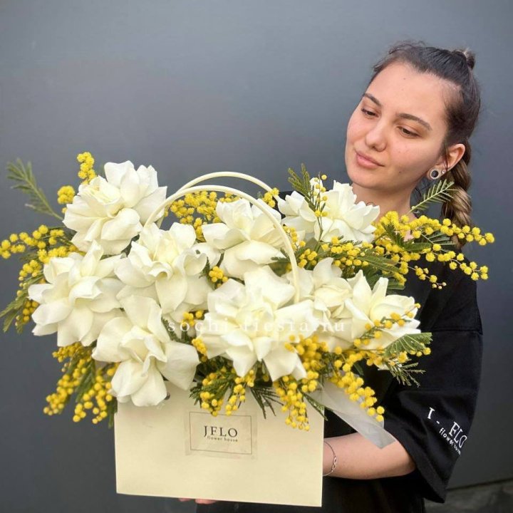 Французские Розы и мимоза  в сумочке  в Нижнем Тагиле