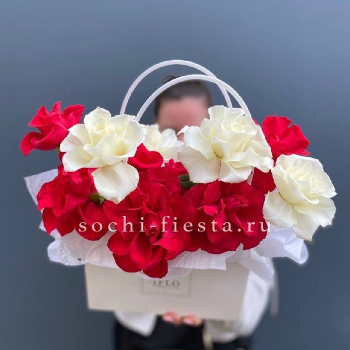 Сумочка  красных и белых роз в Нижнем Тагиле