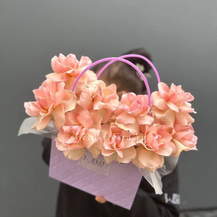 Сумочка с розами "Кети" в Нижнем Тагиле