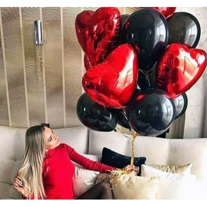 Фонтан из красных сердец с чёрными шарами  в Нижнем Тагиле