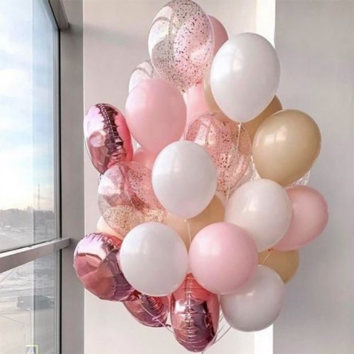 Фонтан шаров розового и белого цветов в Нижнем Тагиле