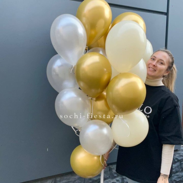 Облако шаров из белого и золотого оттенков в Нижнем Тагиле