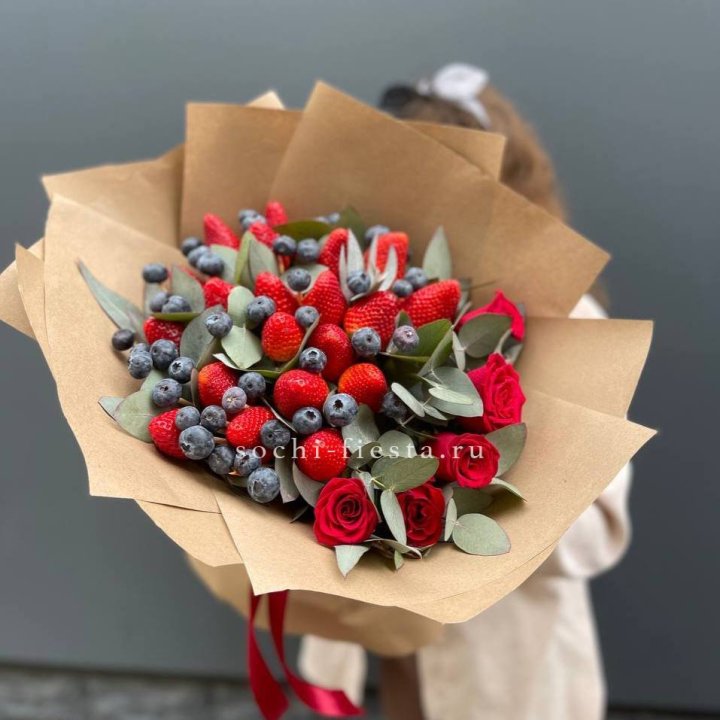 Клубника и голубика с цветами в Нижнем Тагиле