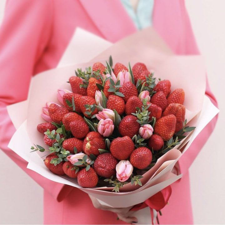 Тюльпаны и клубника в Нижнем Тагиле