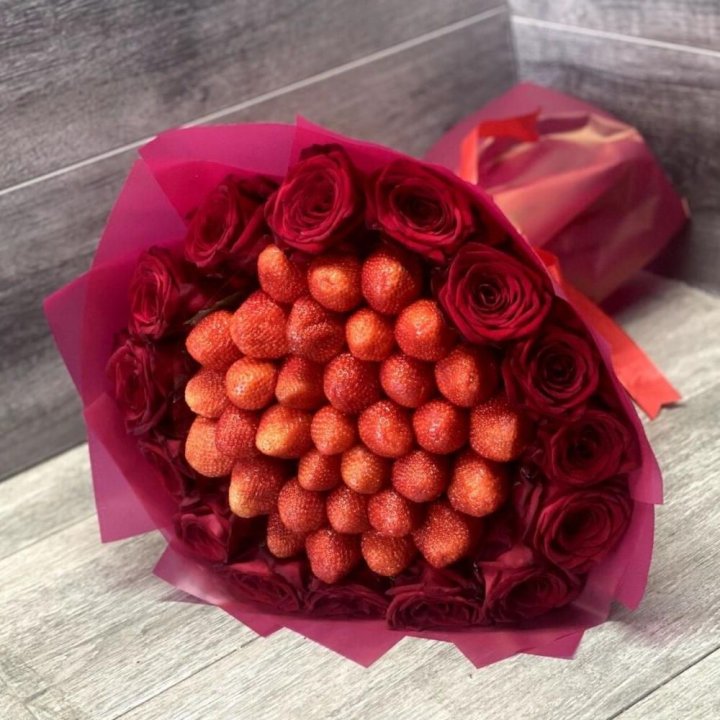 Клубничный букет с розами в Нижнем Тагиле