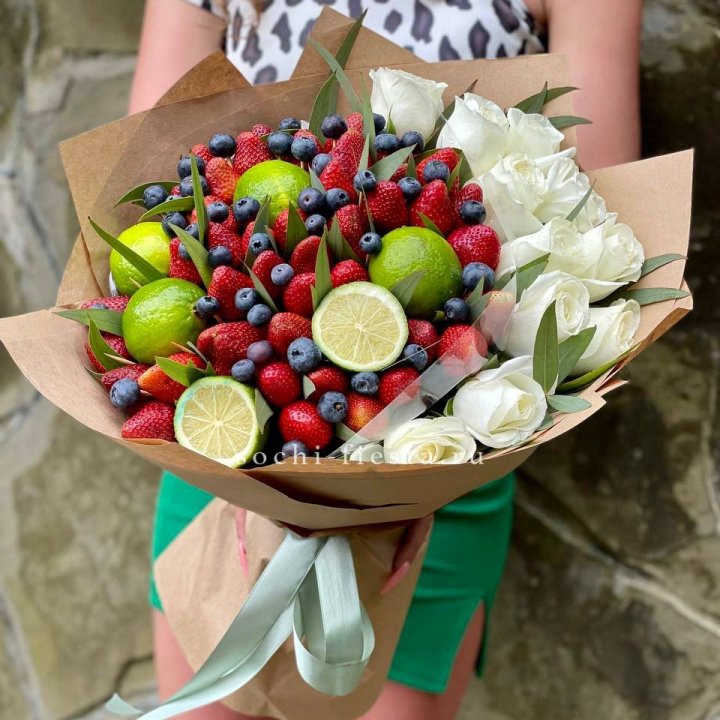 Ягодно-цитрусовый букет с розами в Нижнем Тагиле