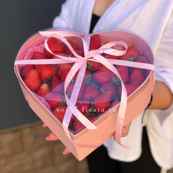 Коробочка сердце  с клубникой в Нижнем Тагиле