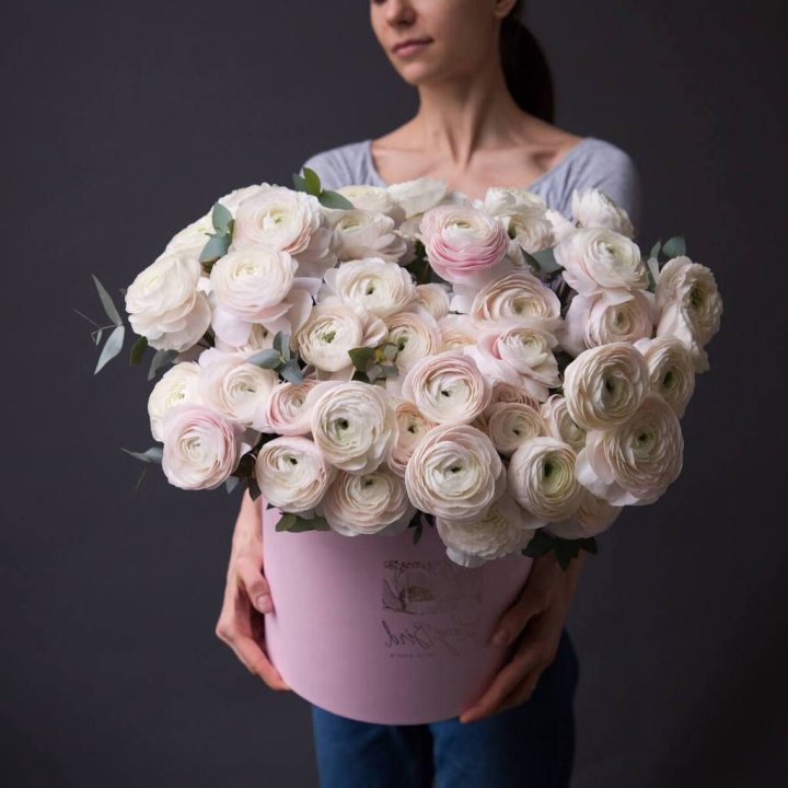 Бокс с ранункулюсами в Нижнем Тагиле