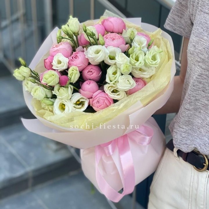 Букет кустовых роз с эустомой в Нижнем Тагиле