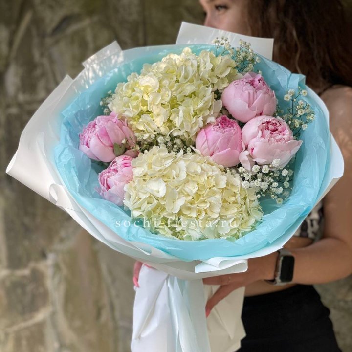 Букет с пионами "Блюсом" в Нижнем Тагиле