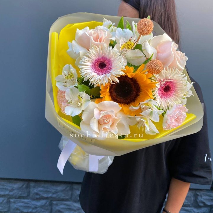 Букет с подсолнухом "Елоу" в Нижнем Тагиле