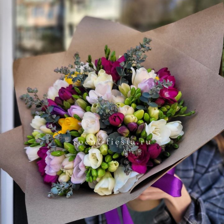 Букет фрезий "Радуга" в Нижнем Тагиле