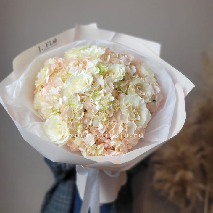  Букет гортензии и роз  в Нижнем Тагиле