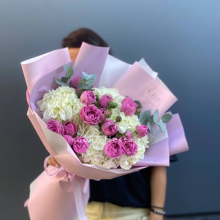 Букет белых гортензий и пионовидных роз  в Нижнем Тагиле