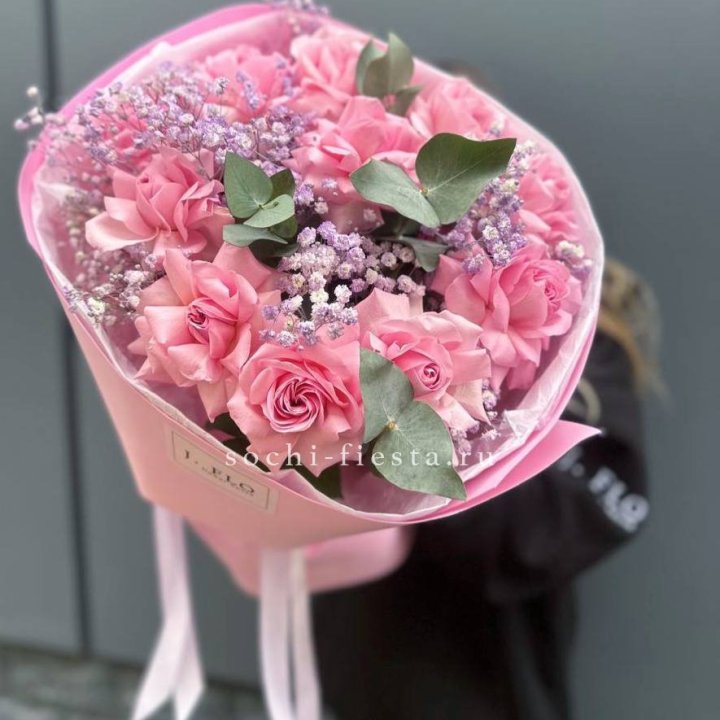 Розовые французские розы с гипсофилой в Нижнем Тагиле