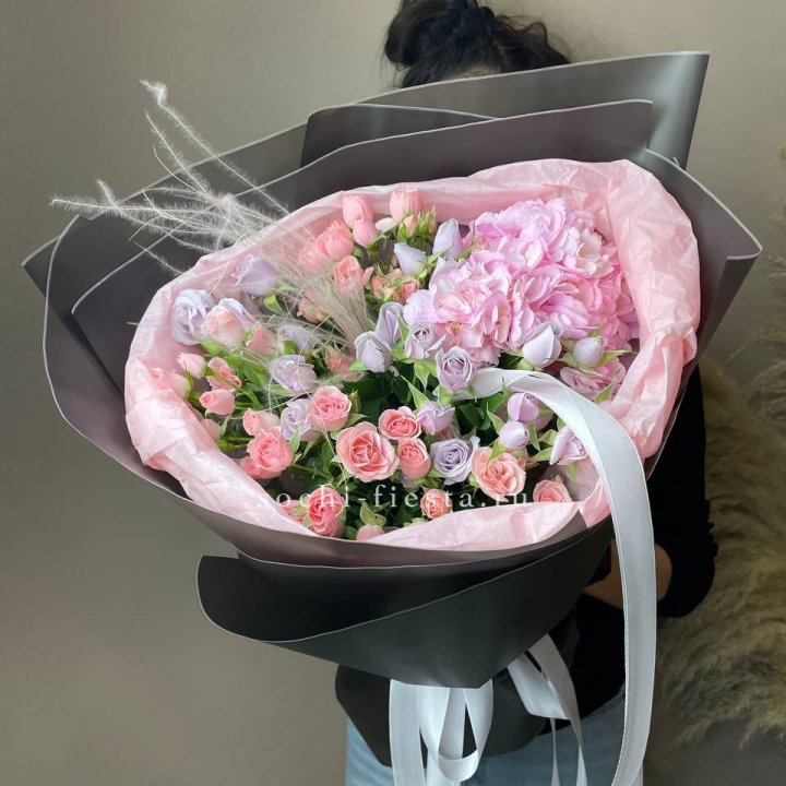  Букет гортензии и роз "Саперави" в Нижнем Тагиле