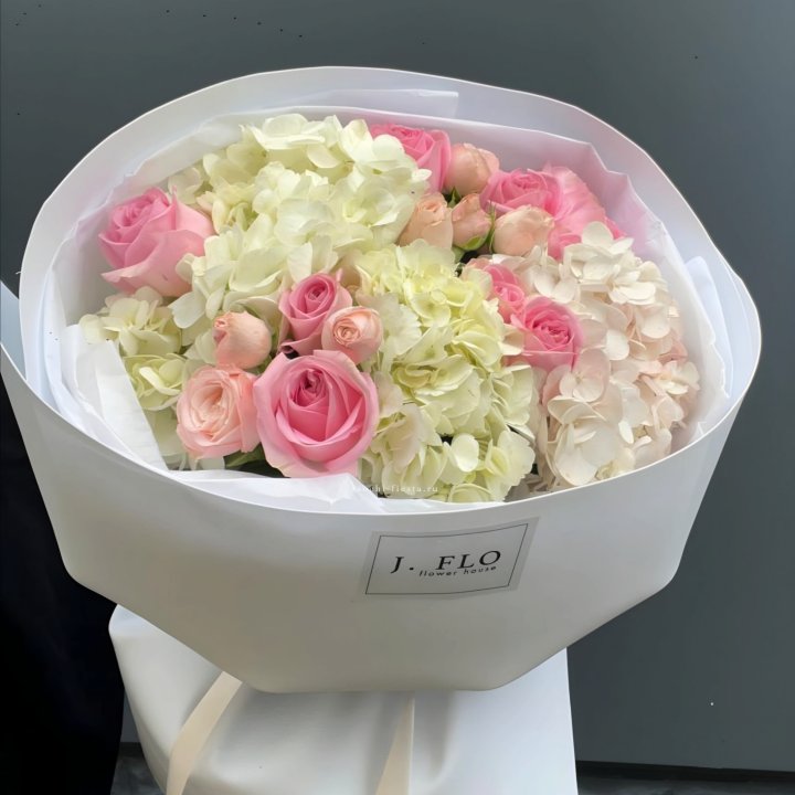  Букет гортензии и роз  "Тиамо" в Нижнем Тагиле