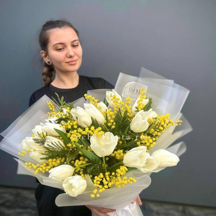 Букет тюльпанов и мимозы в Нижнем Тагиле