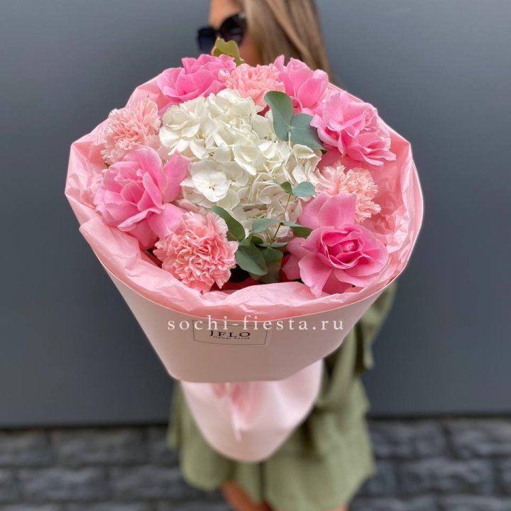  Букет роз и гортензии "Навола" в Нижнем Тагиле