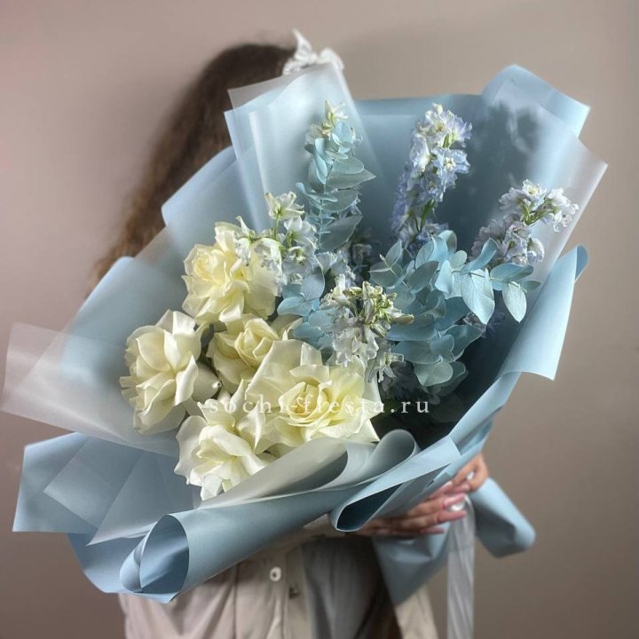 Букет из белых французских роз и дельфиниума в Нижнем Тагиле