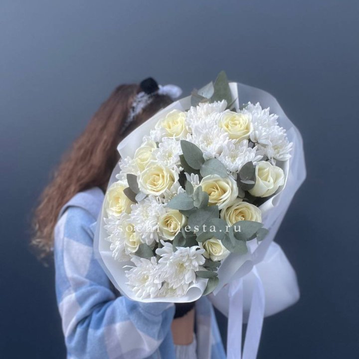  Букет белых роз с хризантемой  в Нижнем Тагиле