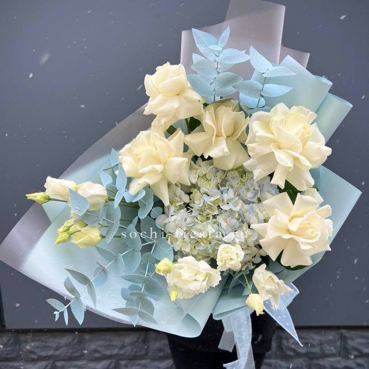 Букет с гортензией и белыми французскими розами в Нижнем Тагиле
