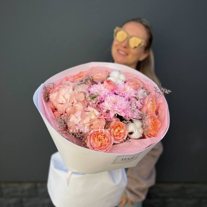 Букет гортензии и кустовых роз  в Нижнем Тагиле