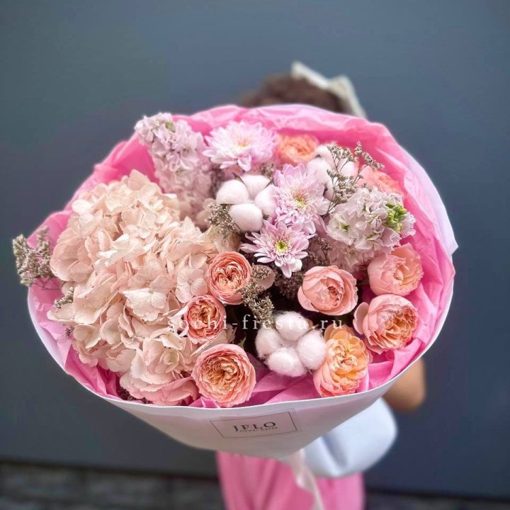 Букет гортензии и кустовых роз "Абрассо" в Нижнем Тагиле