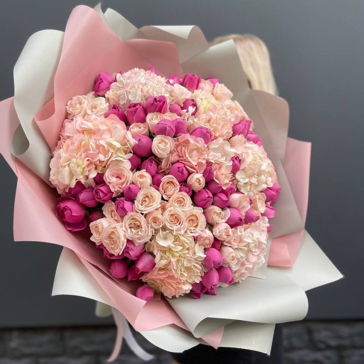 Букет кустовые розы и гортензия в Нижнем Тагиле