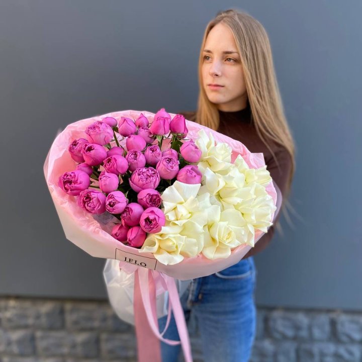 Дуо белых и кустовых роз в Нижнем Тагиле