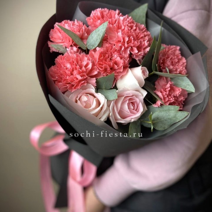 Букет из роз и диантусов "Пенелопа" в Нижнем Тагиле
