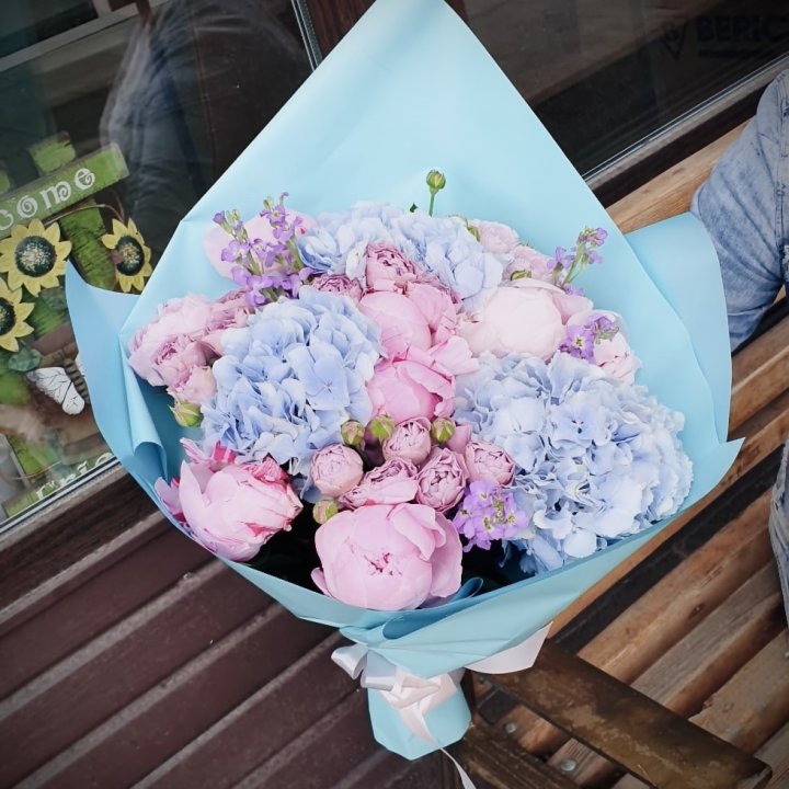Букет с гортензиями "Блубери" в Нижнем Тагиле