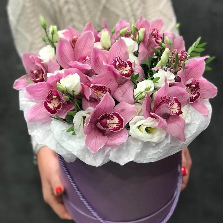 Орхидея и эустома в шляпной коробке в Нижнем Тагиле