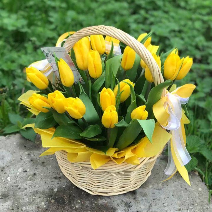 25 желтых тюльпанов в корзине в Нижнем Тагиле