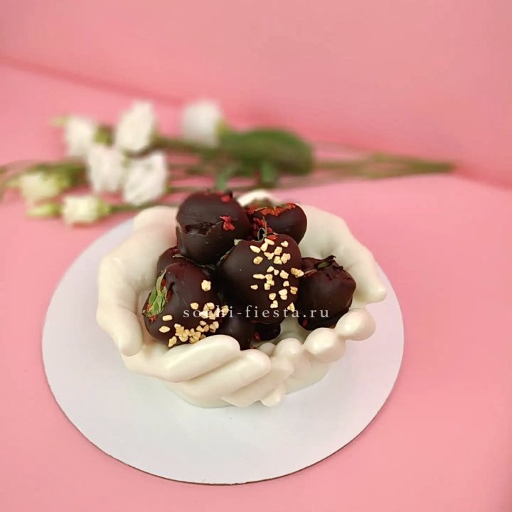 Клубника в шоколаде на шоколадных ладонях  в Нижнем Тагиле