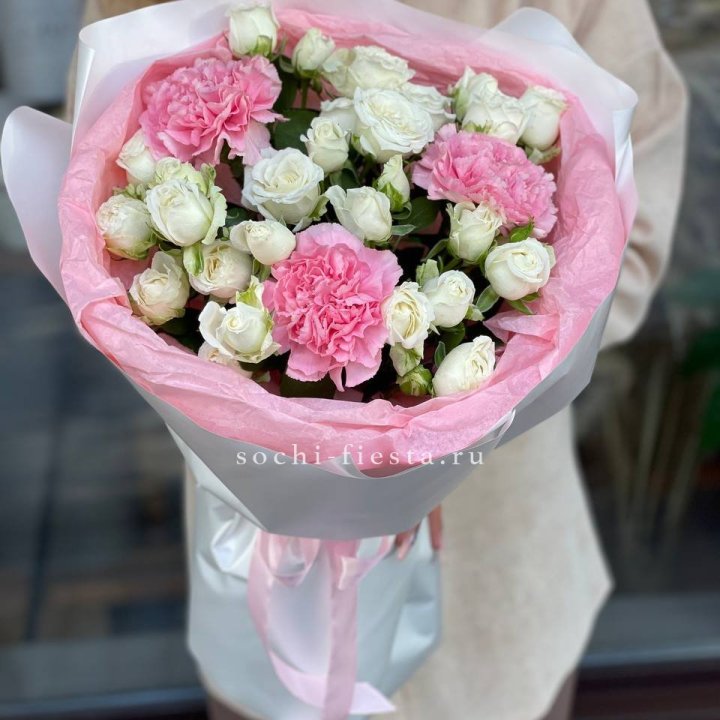 Букет розы с диантусами "Блэш" в Нижнем Тагиле