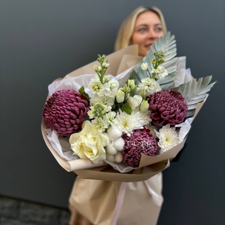 Хризантемы с маттиолой розами эустомой Чика в Нижнем Тагиле