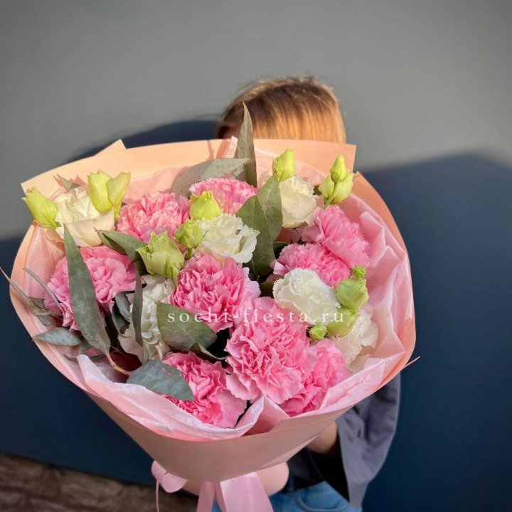 Букет гвоздик и  эустом "Сири" в Нижнем Тагиле