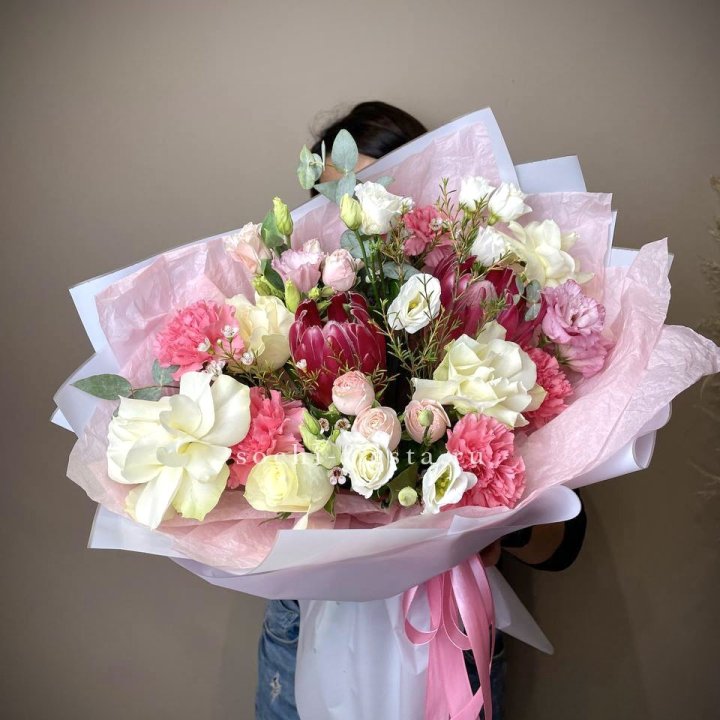 Букет с протеей, розами "Элеонора" в Нижнем Тагиле