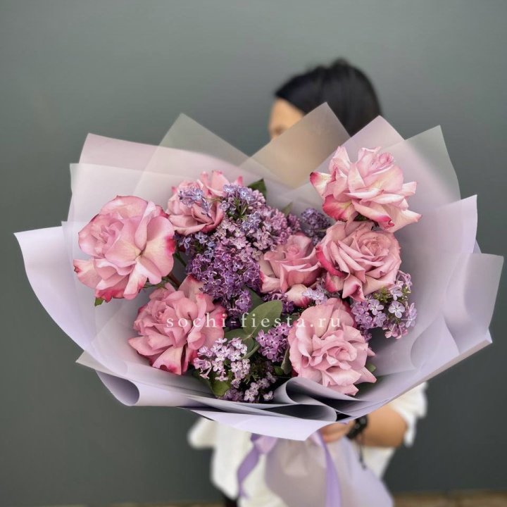 Букет из розовых роз и сирени в Нижнем Тагиле