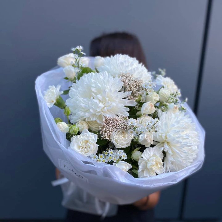 Букет хризантем и роз вайт шотс в Нижнем Тагиле