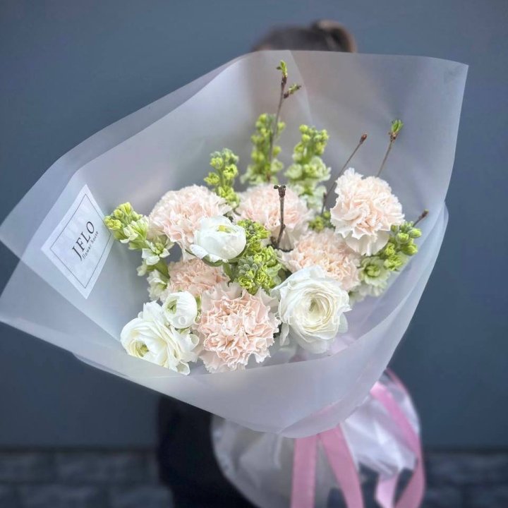 Букет маттиолы и ранункулюсов  в Нижнем Тагиле