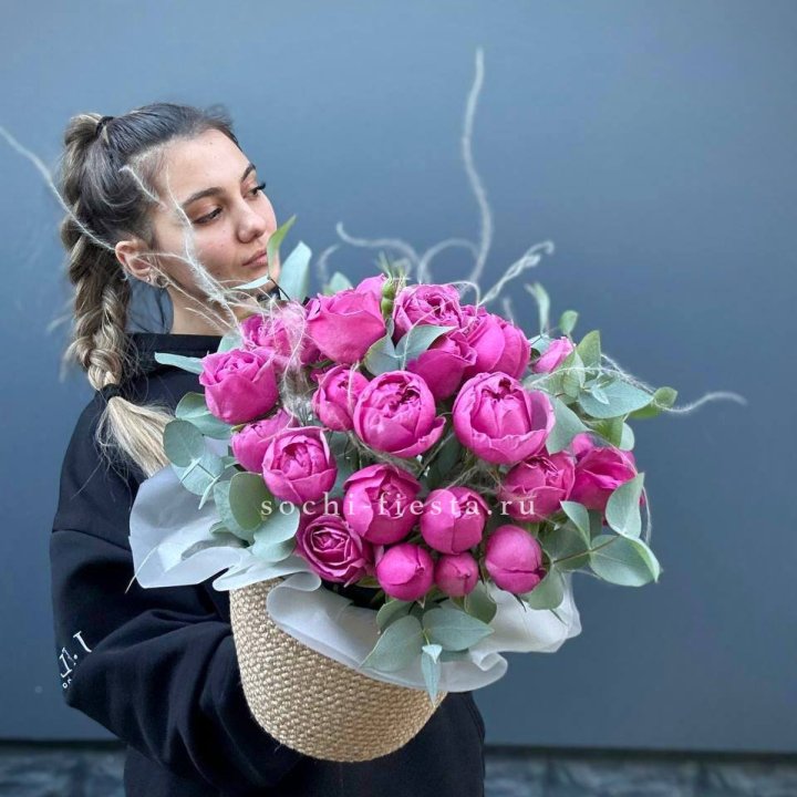 Пионовидные розы  в джутовом кашпо  в Нижнем Тагиле