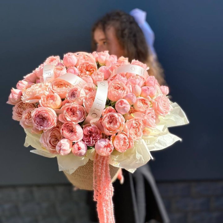 Кустовые розы Джульетта в джутовом кашпо в Нижнем Тагиле