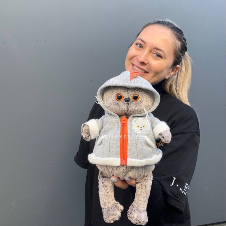 Кот Басик в толстовке в Нижнем Тагиле