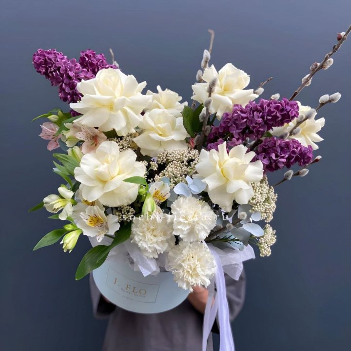 Цветочный бокс Французских роз и Сирени в Нижнем Тагиле