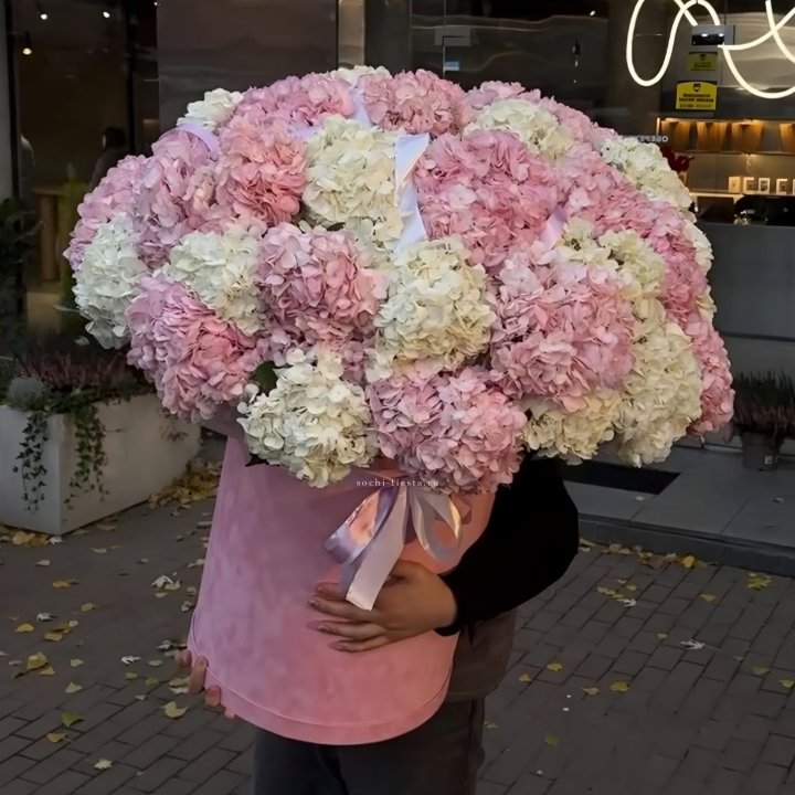 Дизайнерский цилиндр с гортензиями  в Нижнем Тагиле