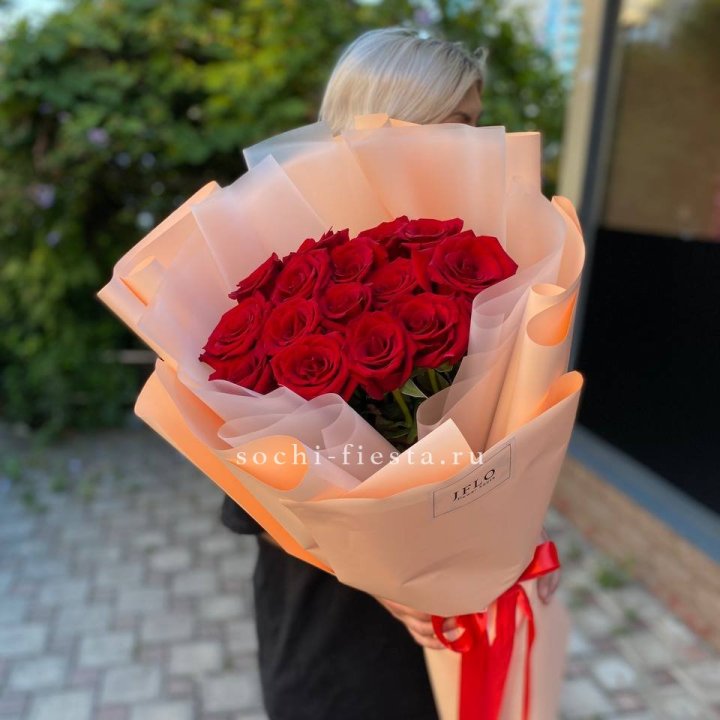 15 голландских роз в оформлении в Нижнем Тагиле