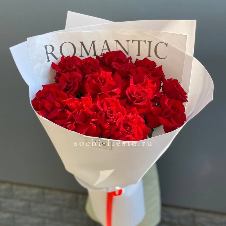 19 высоких роз в оформлении в Нижнем Тагиле