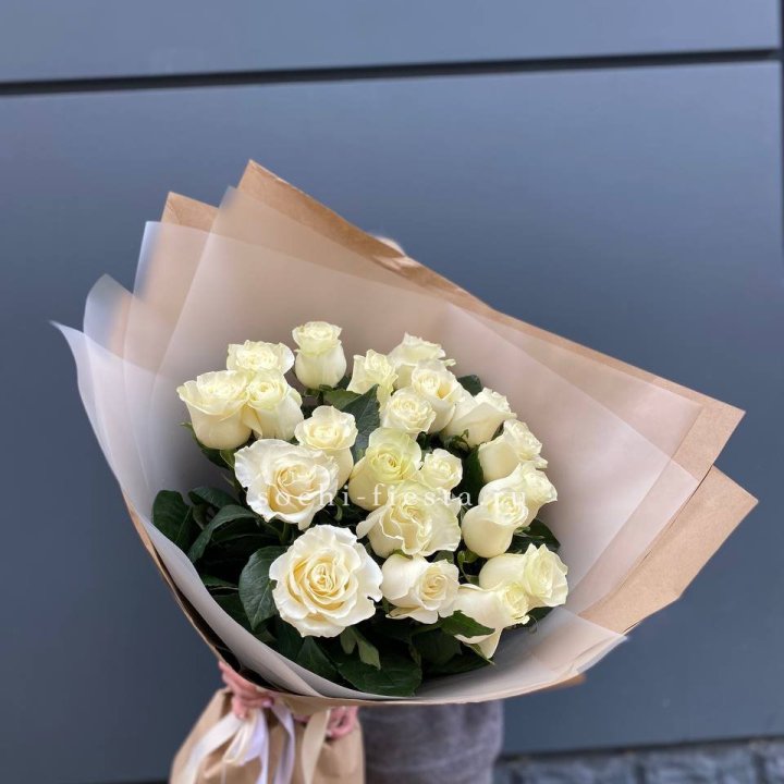  Букет  высоких белых роз   с доставкой в Нижнем Тагиле